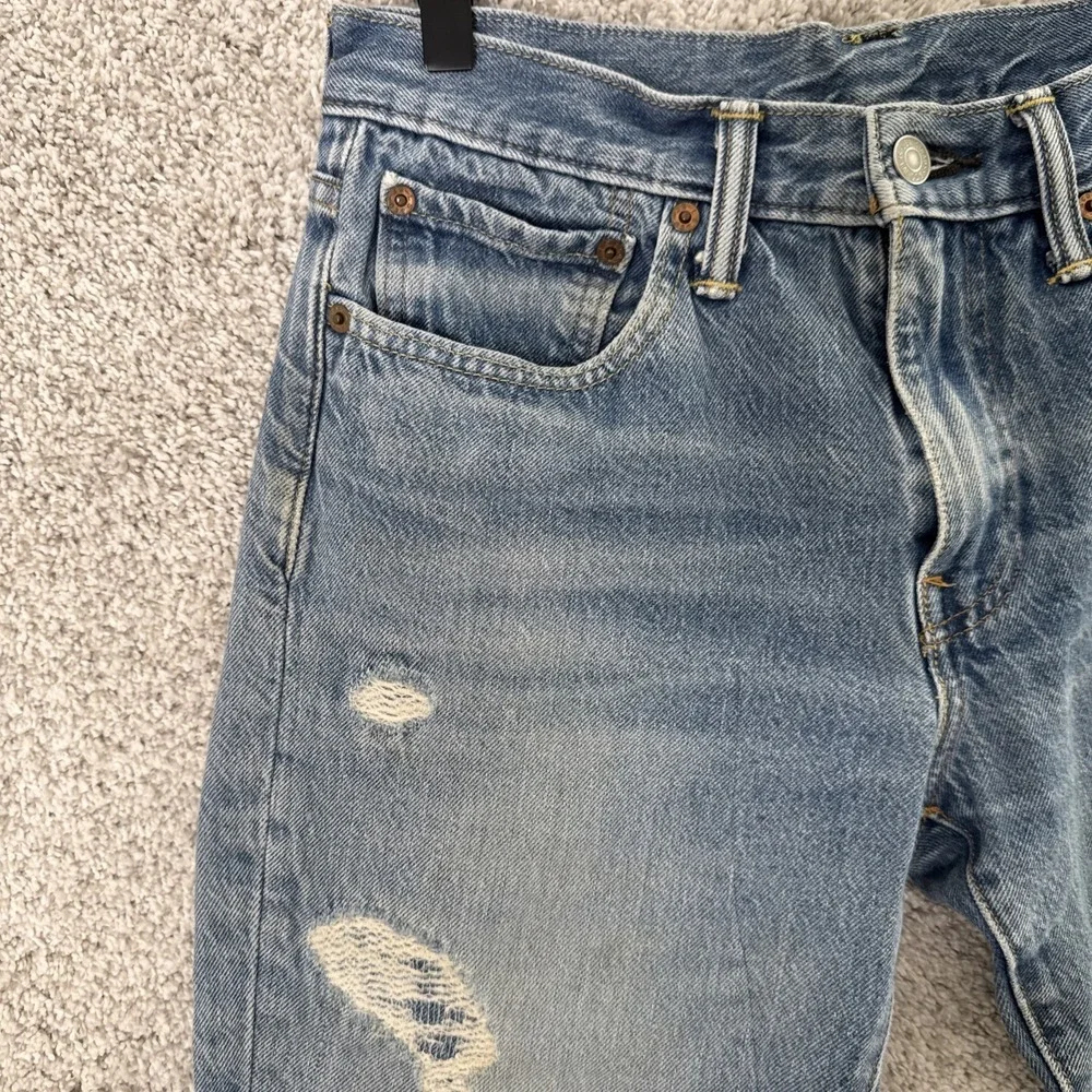Levi's Distressed 28x28‎